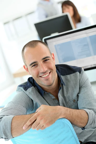 Estudante na frente do computador desktop — Fotografia de Stock