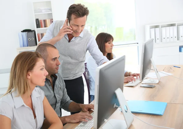 Mensen het bijwonen van management cursus — Stockfoto