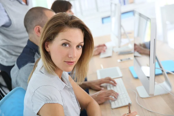 Zakenvrouw bijwonen cursus — Stockfoto