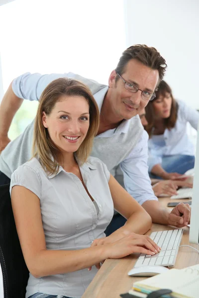 Mensen uit het bedrijfsleven werken op deskop computer — Stockfoto