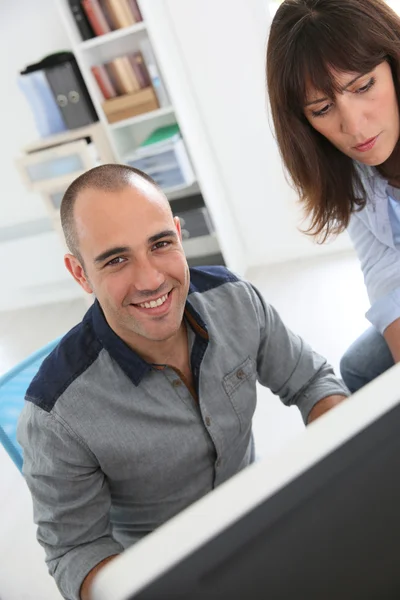 Compañeros de trabajo trabajando en computadora de escritorio — Foto de Stock