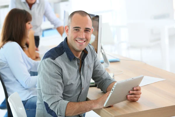 Man in opleiding klasse met digitale Tablet PC — Stockfoto