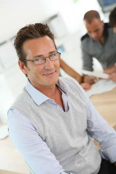 Unternehmer nimmt an Arbeitstreffen teil lizenzfreie Stockfotos