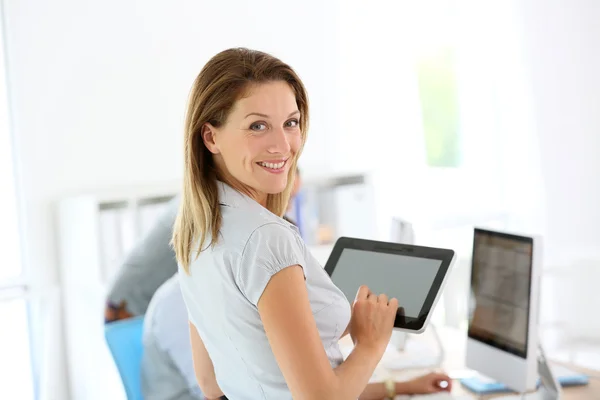Blond businesswoman using tablet — Stock Photo, Image