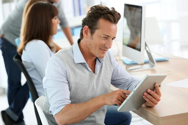 Empresário no escritório usando tablet — Fotografia de Stock