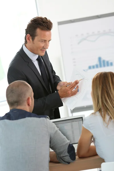 Gente de negocios asistiendo presentación semanal — Foto de Stock