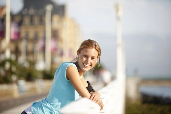 Jogger relaxing after running in town — Stock Photo, Image