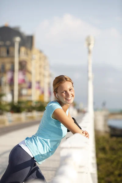 Jogger relaxing after running in town — Stock Photo, Image