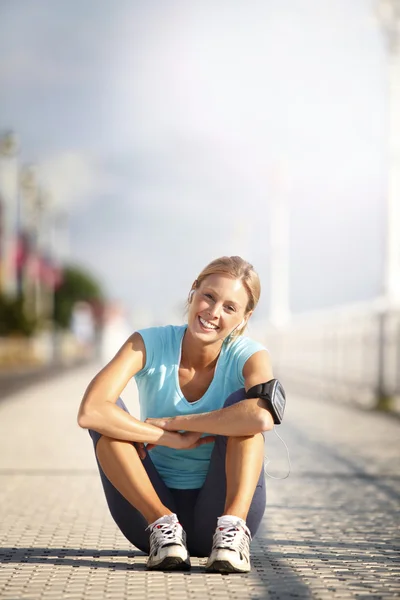 Jogger stretching after exercising in street — Stock Photo, Image