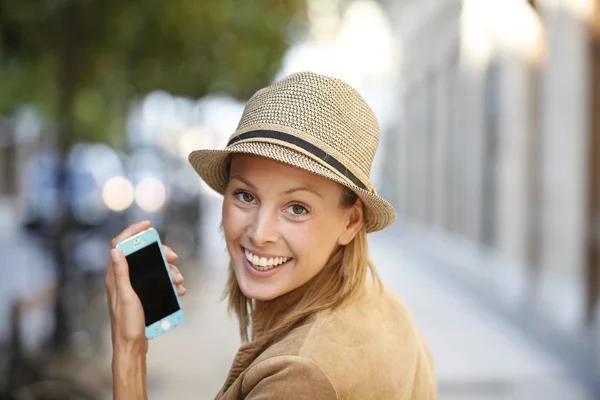 Shopping girl using smartphone in town — Stock Photo, Image