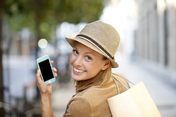 Shopping girl using smartphone in town — Stock Photo, Image