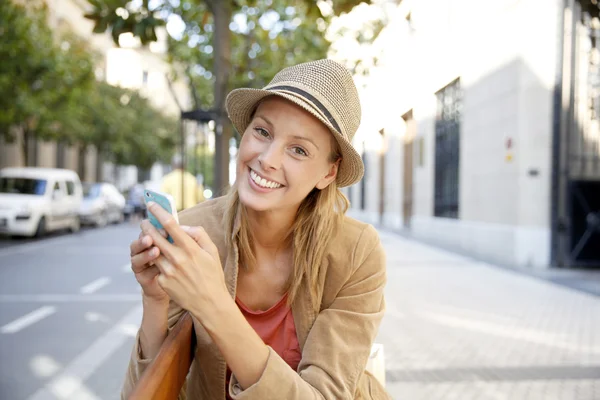 Shopping girl using smartphone in town — Stock Photo, Image