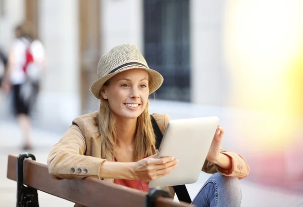 Trendy girl connected on internet in town — Stock Photo, Image