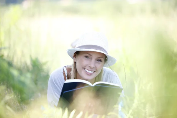 Femme pose et lecture livre — Photo