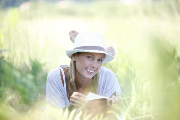 Vrouw tot vaststelling van en het lezen van boek — Stockfoto