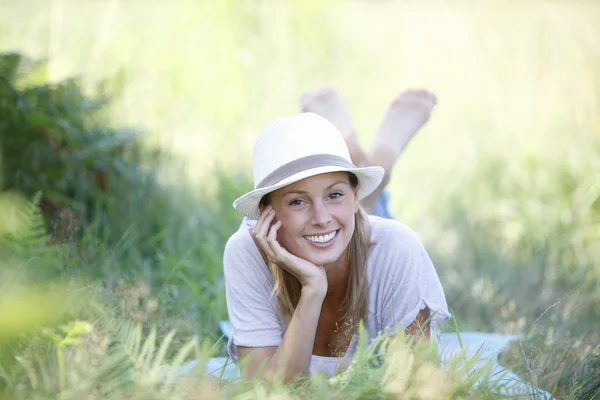 Žena s kloboukem relaxační v lese — Stock fotografie