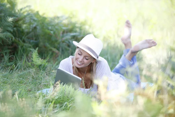 Vrouw met behulp van digitale tablet in veld — Stockfoto