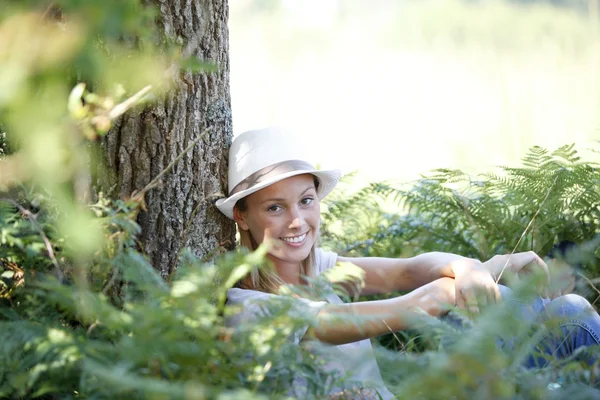 Mulher com chapéu relaxante na floresta — Fotografia de Stock