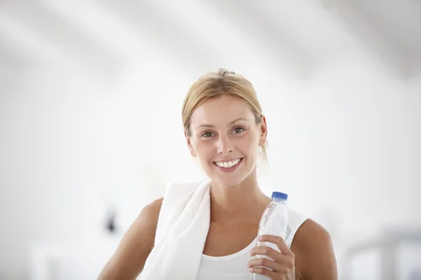 Fitness girl holding bottle of water — Stock Photo, Image