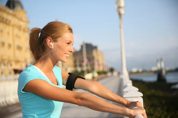 Mujer estirándose después de correr —  Fotos de Stock