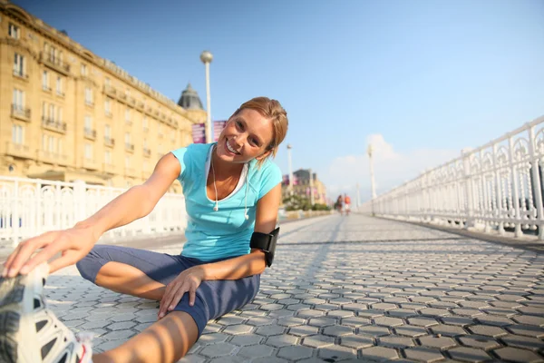 Mujer estirándose después de correr —  Fotos de Stock