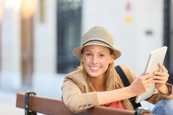 Trendy girl using tablet in town — Stock Photo, Image