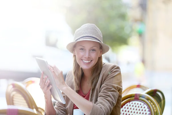 Coffee shop tablet ile kız — Stok fotoğraf