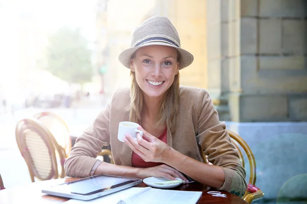 Frau sitzt im Café — Stockfoto