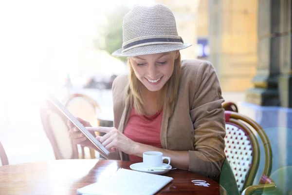 Menina no café com tablet — Fotografia de Stock