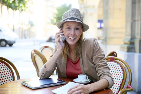 Девушка в кафе разговаривает по телефону — стоковое фото