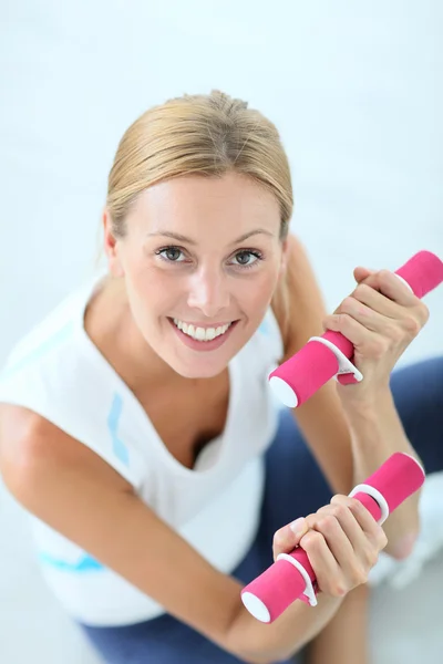 Fitness girl holding dumbbells — Stock Photo, Image