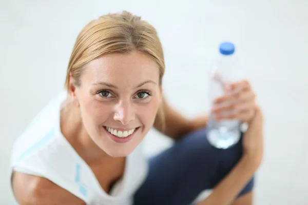 Meisje drinkwater na de uitoefening van — Stockfoto