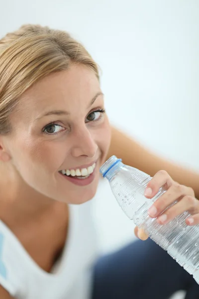 Girl drinking water after exercising — Stock Photo, Image