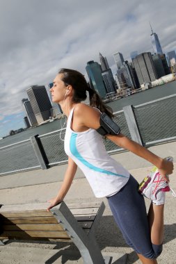 Brooklyn Heights kıyısındaki uzanan kadın