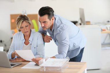 Dizüstü bilgisayarda çalışan iş adamları