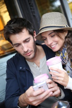 Kahve dükkanındaki çift.