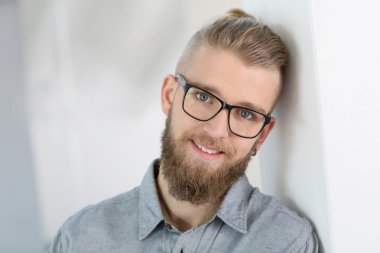 Neşeli trendy genç adam