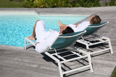 Çift rahatlatıcı havuzu tarafından