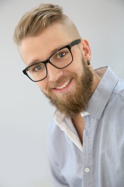 Trendy adam kameraya bakıyor