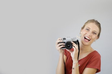 Vintage fotoğraf makinesi ile neşeli kız