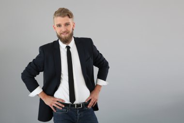 gülümseyen genç işadamı