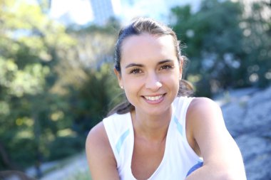 Atletik kız Central Park'ta rahatlatıcı