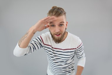 Trendy adam uzağa arıyorsunuz