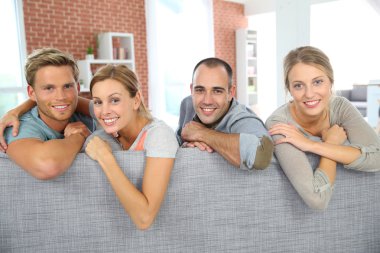 Kanepe oturma neşeli Oda arkadaşı