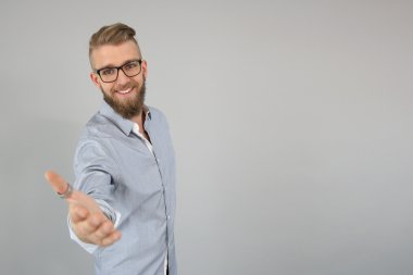 El için el sıkışma veren adam