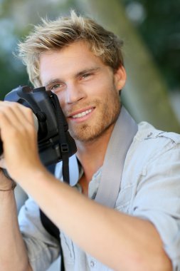 Digital fotoğraf makinesi ile çekim fotoğrafçı