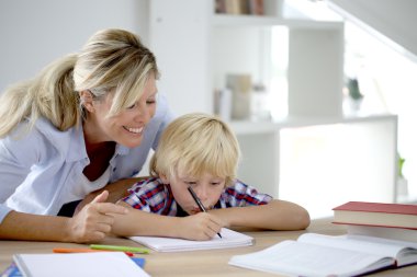 Ödev yapmak için çocuk yardım anne