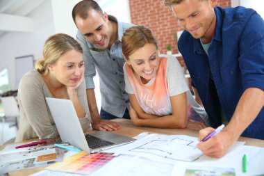 Mimari projede çalışan öğrenciler