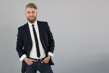 gülümseyen genç işadamı