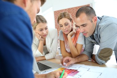 İnşaat proje üzerinde çalışan öğrenciler